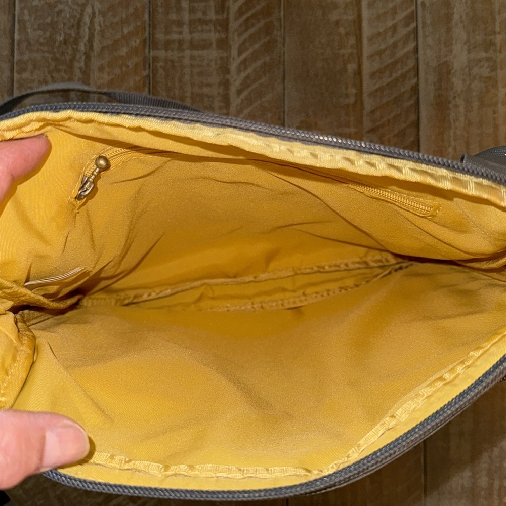 NWT, Baggallini, crossbody canyon bag . - Picture 6 of 6